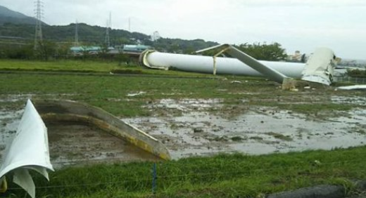 【動画】兵庫県淡路島で風力発電の風車倒壊：北淡震災記念公園